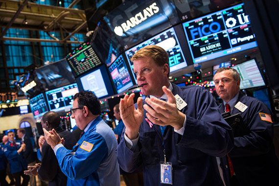 Des employés de la Bourse de New York applaudissent