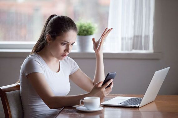 Une femme qui doit faire face à un mauvais service à la clientèle au téléphone.