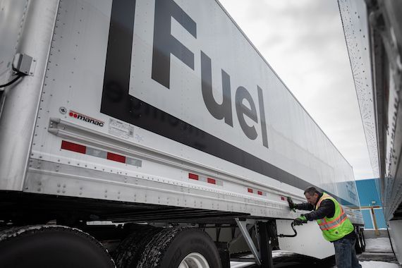 Un homme prépare un camion