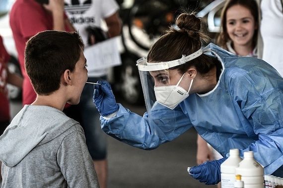 Une personne qui subit un test de dépistage contre la COVID-19.